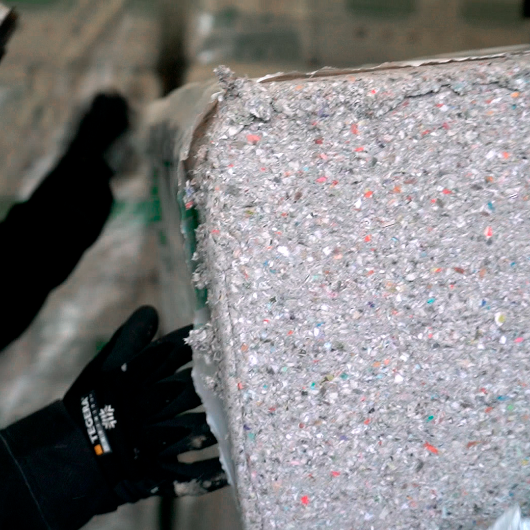 Närbild på tilläggsisolering i form av cellulosaisolering 3