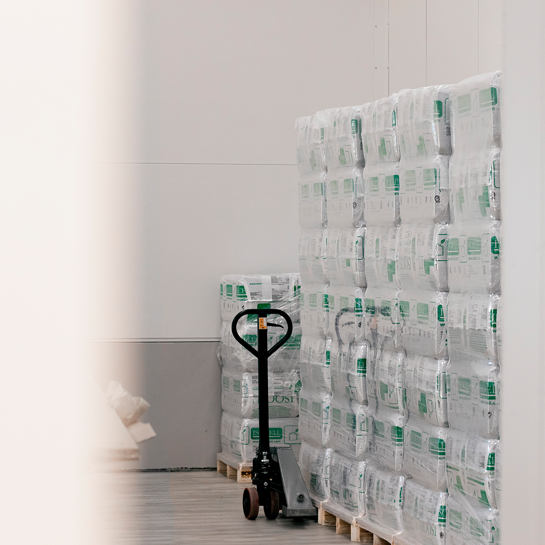 Flera pallar med cellulosaisolering