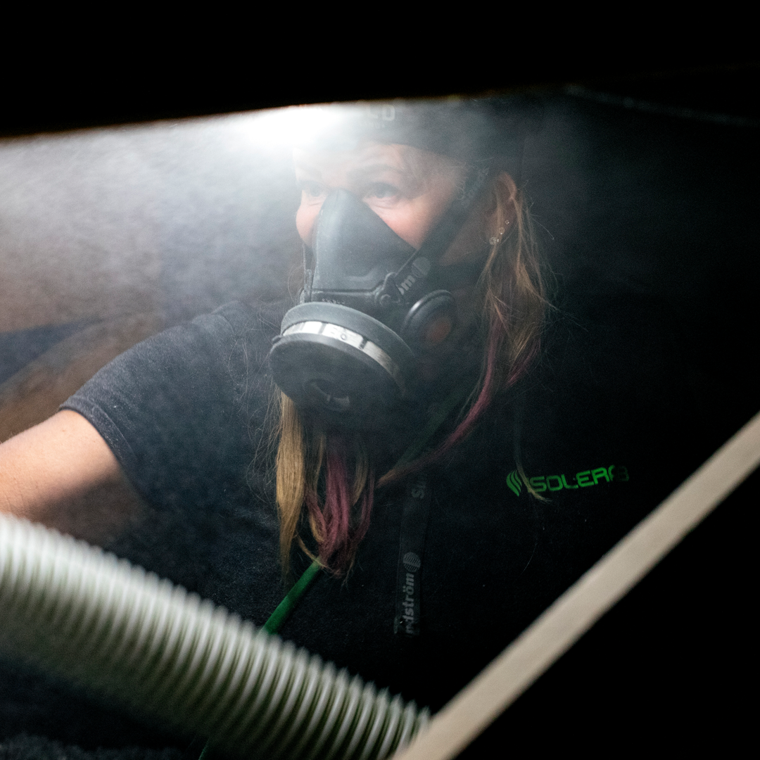 Installatör som isolerar en vind